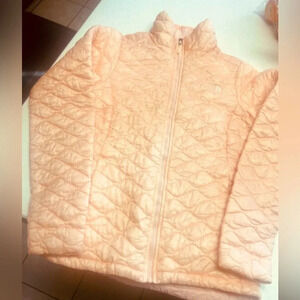 Ladies XS North Face Thermoball warm coat, peachy-Light, Light Pink. Lite weight